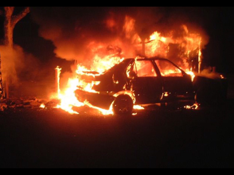 Dix véhicules ont été entièrement détruits par les flammes. Une enquête est ouverte par la gendarmerie - Illustration