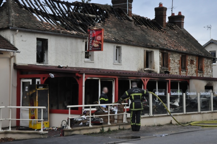 Eure : une boulangerie détruite par un violent incendie cette nuit à Autheuil-Authouillet