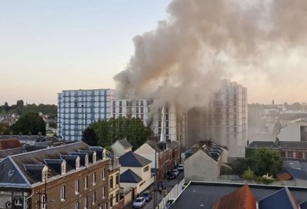 L'incendie s'est déclaré vers 18 heures. Immédiatement, un important nuage de fumée s'est propagé au-dessus de la ville - Photo © Fabien P.