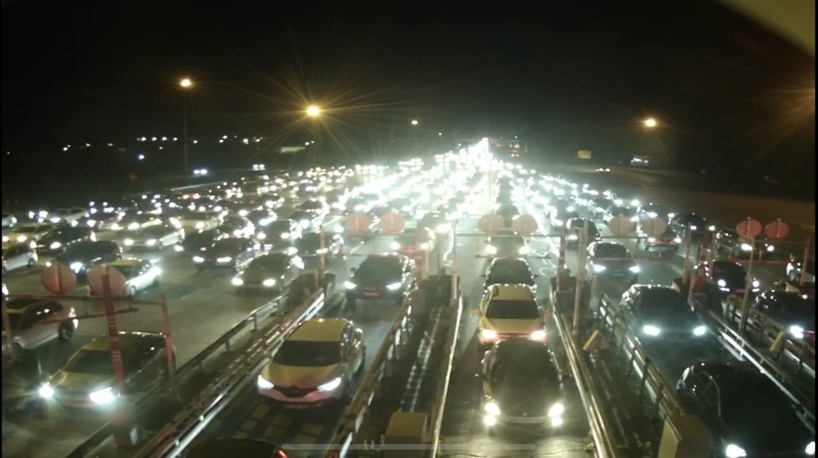 Le trafic est particulièrement soutenu ce samedi soir vers 22h30 au péage d’Heudebouville (Eure) en direction de Paris - capture d’écran vidéo A13
