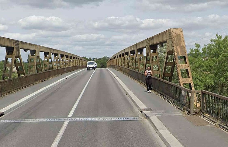 La femme aavait été aperçue pour la dernière fois le 30 avril  peu avant le pont de Courcelles, au Val d'Azey - Illustration © Google Maps