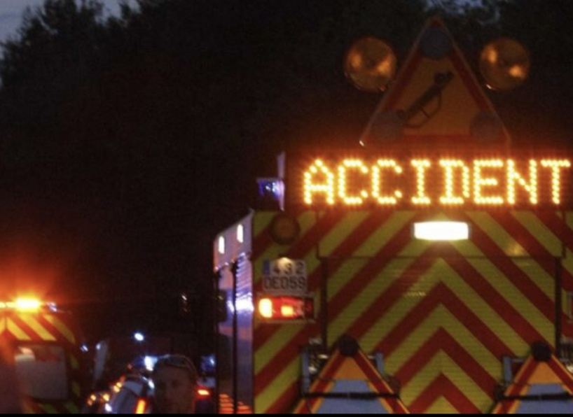 La voiture a percuté un poids lourd arrêté sur le bas-côté de la route - Illustration