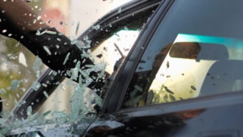 Pare-brise et vitres ont été brisés sur huit véhicules - illustration