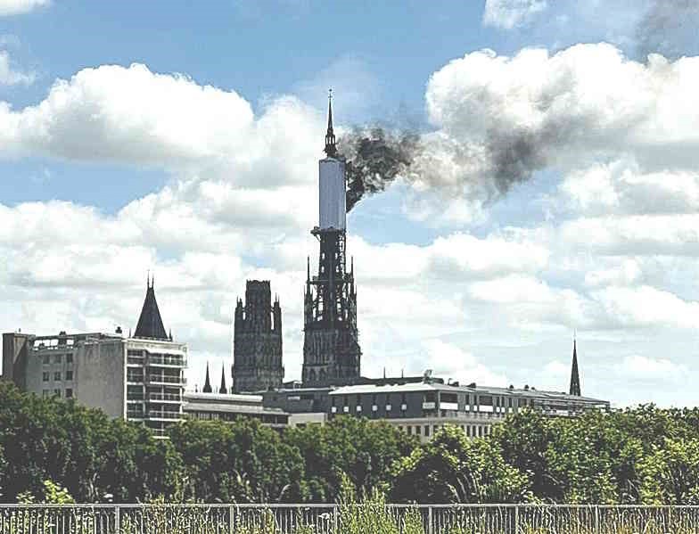 La flèche de cathédrale de Rouen pris feu dans des circonstances ignorées - Photo DR