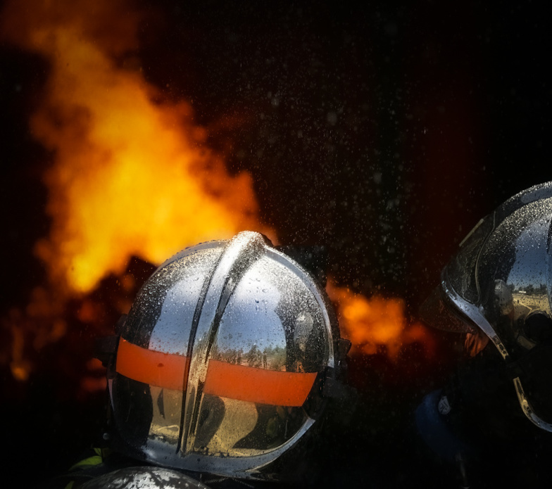 Les sapeurs-pompiers ont lutté contre les flammes avec deux lances à incendie - illustration @ Adobe Stock