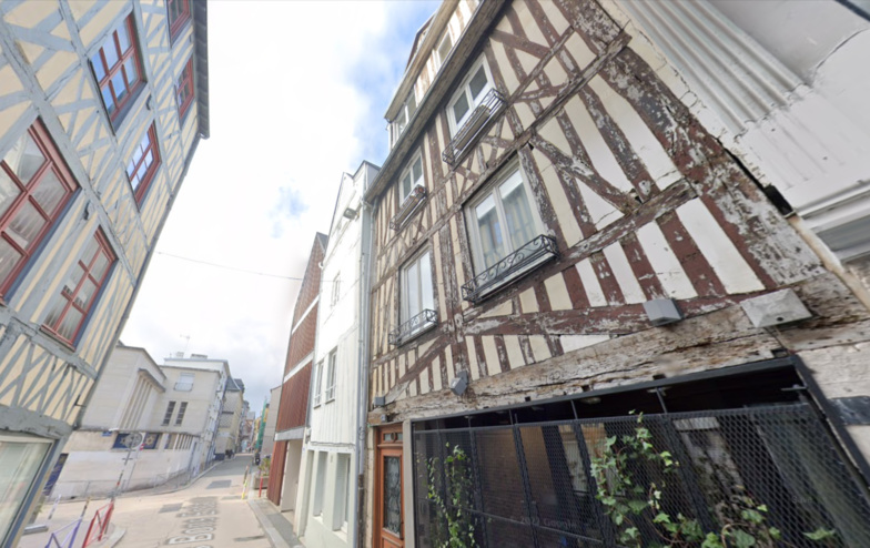 La cheminée d'un immeuble inhabité, situé au 54 rue des Bons Enfants dans le centre historique de Rouen, va devoirt être démolie en raison des risques d'effondrement - Illustration © Google Maps