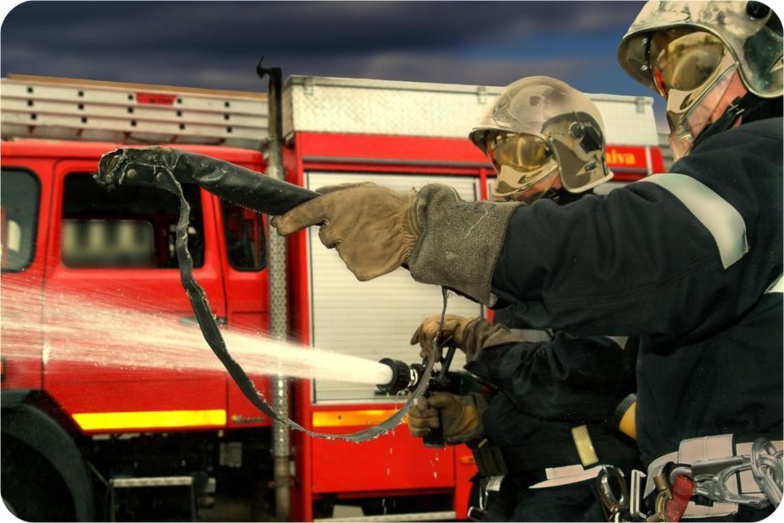 Le feu a été éteint au moyen d'une lance à incendie - Illustration © Adobe stock