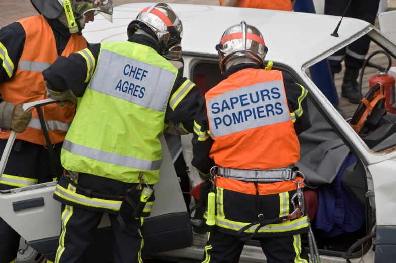 La femme, incarcérée dans la voiture tombée sur les voies, a été extraite par les sapeurs-pompiers. Elle est blessée légèrement - illustration