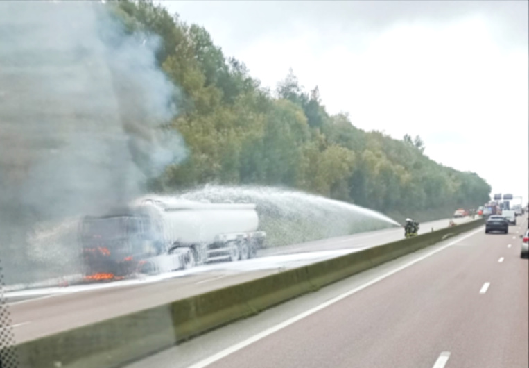 Le tracteur du camion citerne a pris feu - Photo : Jean Luc Eychenne/Facebook