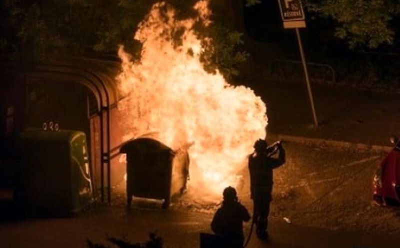 Quatre poubelles avaient brûlé dans la nuit du 28 au 29 octobre dernier, près de la façade du palais de justice de Rouen - Illustration Adobe Stock