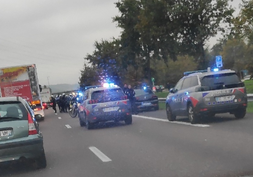 Un dispositif de police impressionnant est mobilisé sur l’A13 au niveau de l’aire de repos d’Épône - photo BL/infonormandie