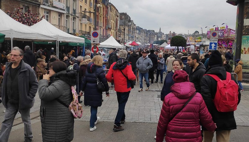 Dès les premières heures, ce matin, les visiteurs se sont pressés sur le front de mer