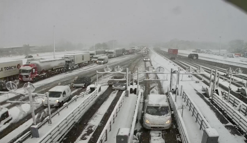 Les poids lourds s'accumulent à hauteur du péage de Heudebouville dans l'Eure - Capture d'écran des caméras de l'A13