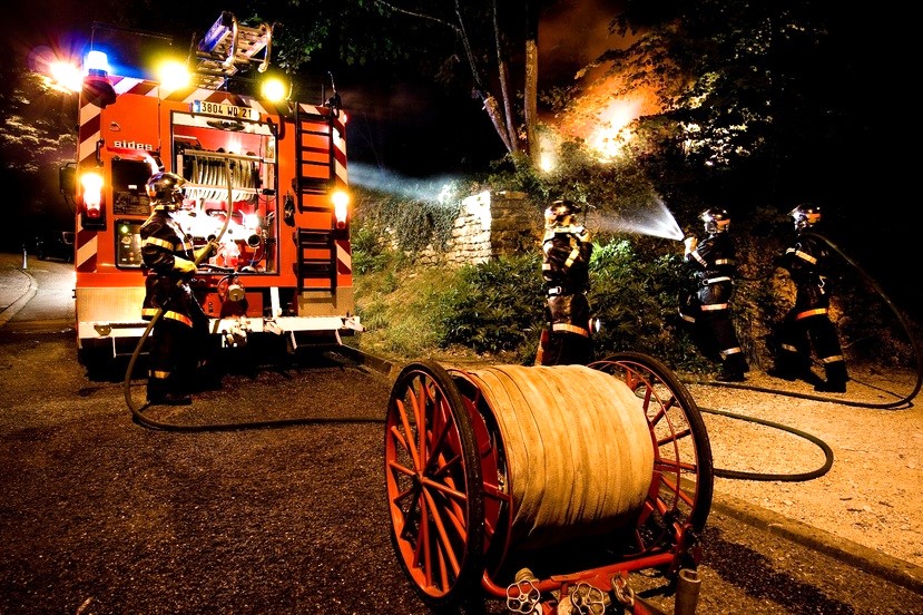 Le feu s'est dclaré vers 5 heures ce matin : un chalet en bois était embrasé à  l'arrivée des secours - Illustration Adobe stock