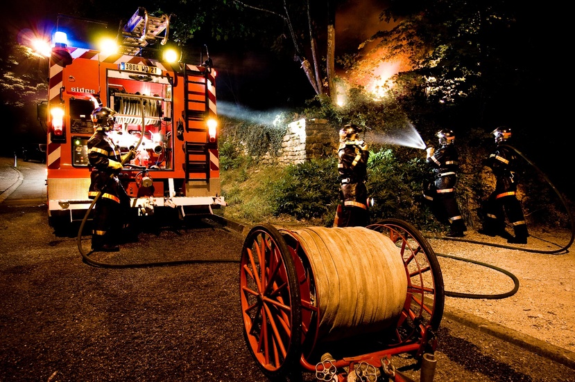 Les sapeurs-pompiers sont venus à bout des flammes à l’aide d’une lance à incendie - illustration Adobe stock