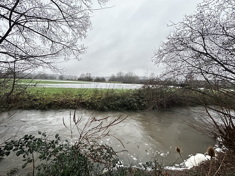 A Pacy-sur-Eure, ce bras de la rivière L'Eure est sorti de son lit et a commencé à inonder les berges des propriétés voisines et les champs - Photo infoNormandie