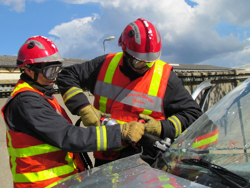 Les deux victimes, bloquées dans les voitures accidentées, ont été déinscacérées par les sapeurs-pompiers - Illustration