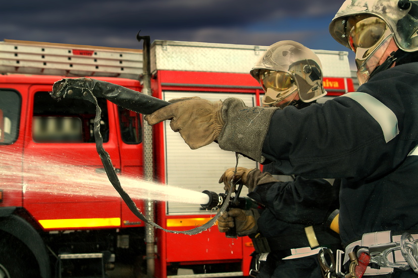 Les sapeurs-pompiers sont venus à bout de l'incendie au moyen de deux lances, dont une à mousse - Illustration Adobe stock