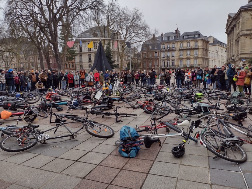 En signe d’hommage, les participants ont couché leurs vélos au sol sur la place des Beaux Arts - Photo DR