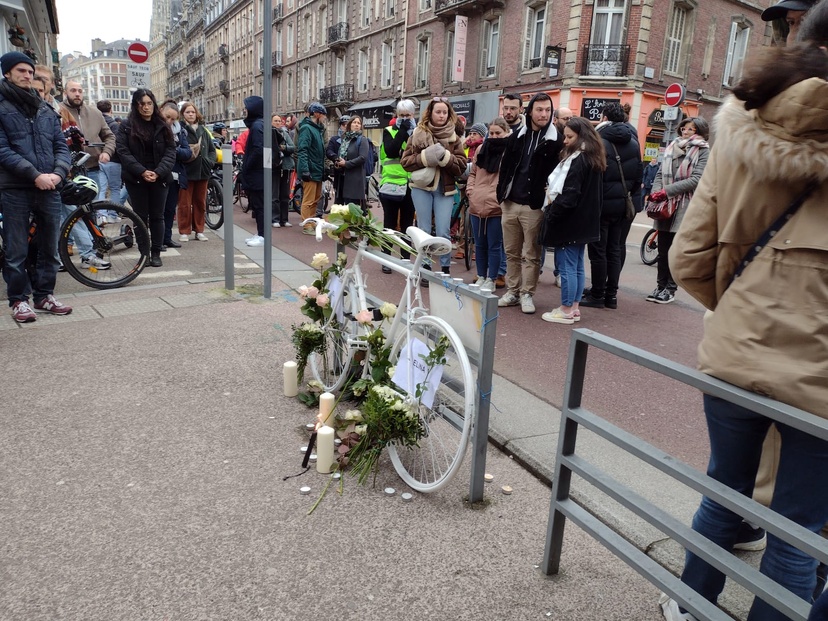 Les participants à l’hommage se sont recueillis sur le lieu du drame, rue Alsace-Lorraine - Photo DR