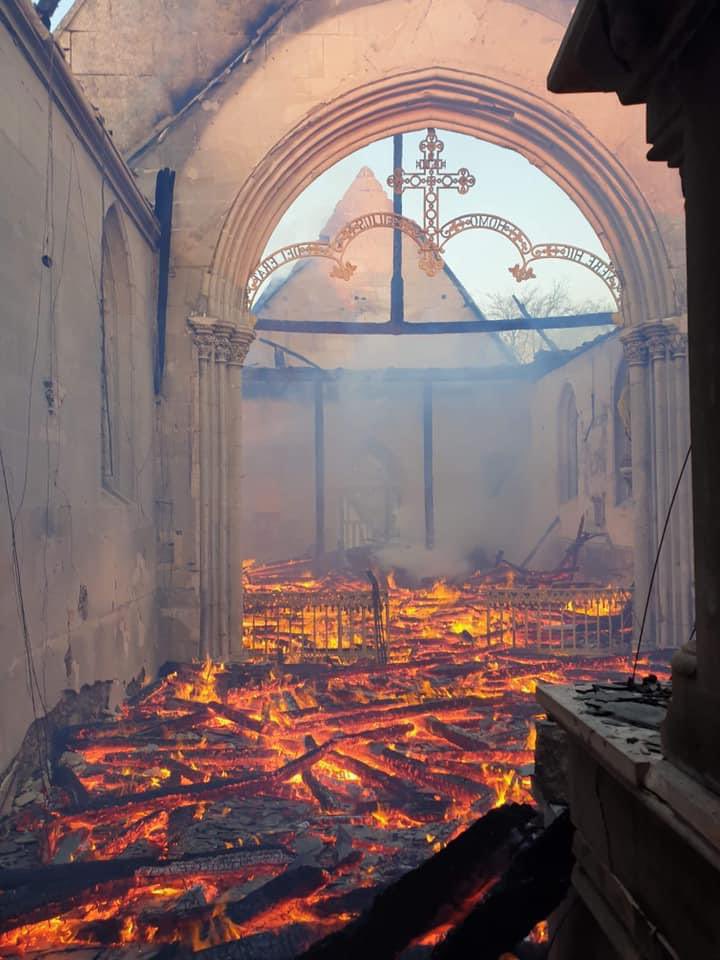 L'intérieur de l'église n'était plus qu'un immense brasier - Photo publiée sur Twitter par Sébastien Lecornu