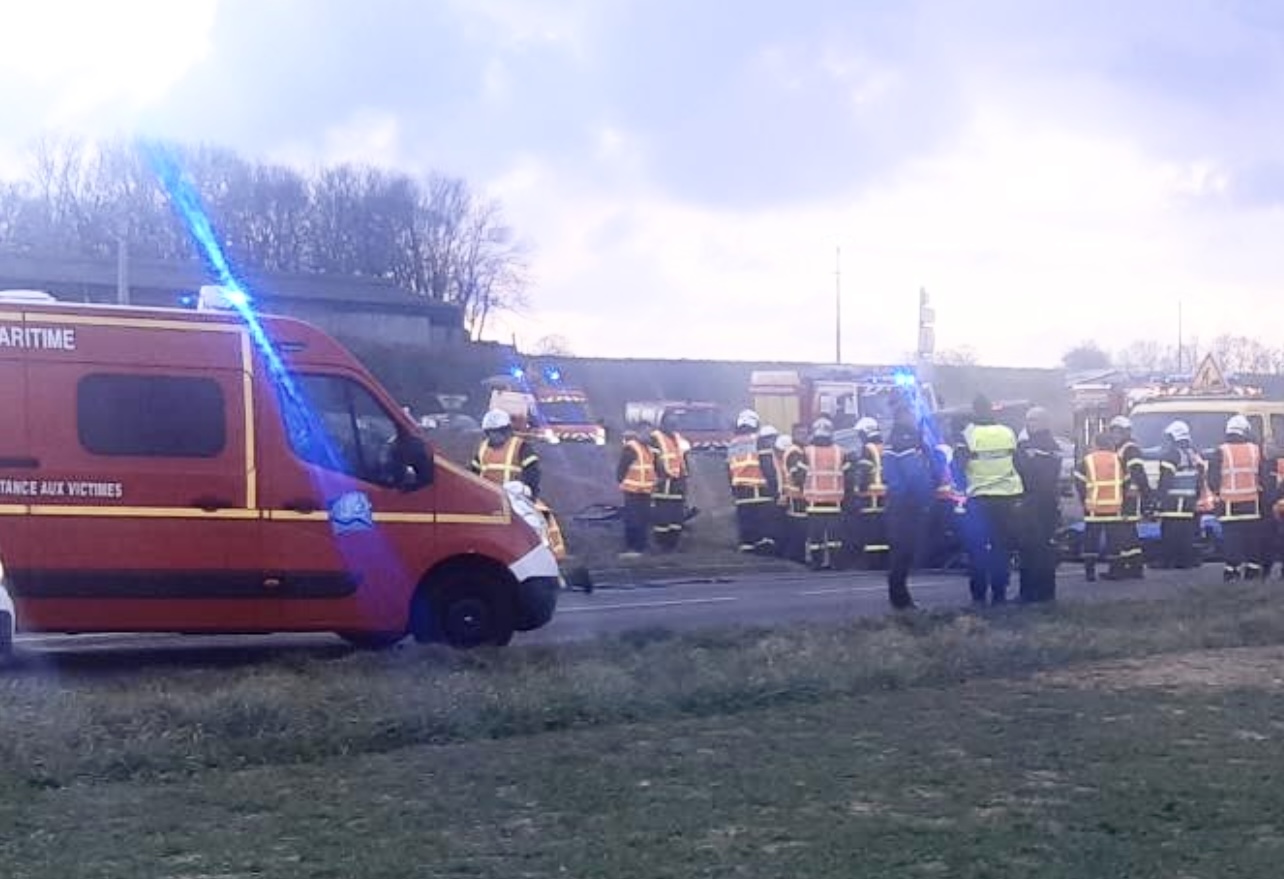 45 sapeurs-pompiers ont été dépêchés avec 20 véhicules de secours sur le lieu de l’accident - photo © Sdis76