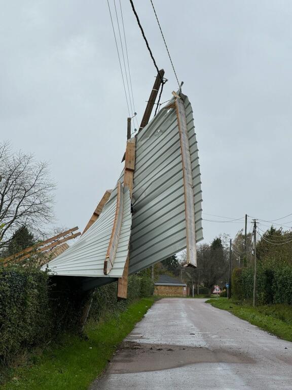 Au Tronquay, une palissade a été emportée par le vent endommageant une ligne électrique en bordure d'une route.  Alexandre Rassaërt, président du conseil départemental et Nicolas Lebas, sous-préfet des Andelys sont allés à Etrépagny et au Tronquay notamment « pour constater les dégâts et échanger avec les habitants ».- Photo © Préfet27