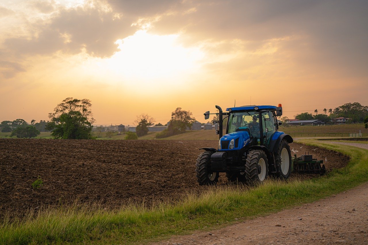 Le tracteur a fait plusieurs tonneaux alors qu'il travaillait dans un champ. Son conducteur est décédé des suites de ses blessures - Illustration © Pixabay