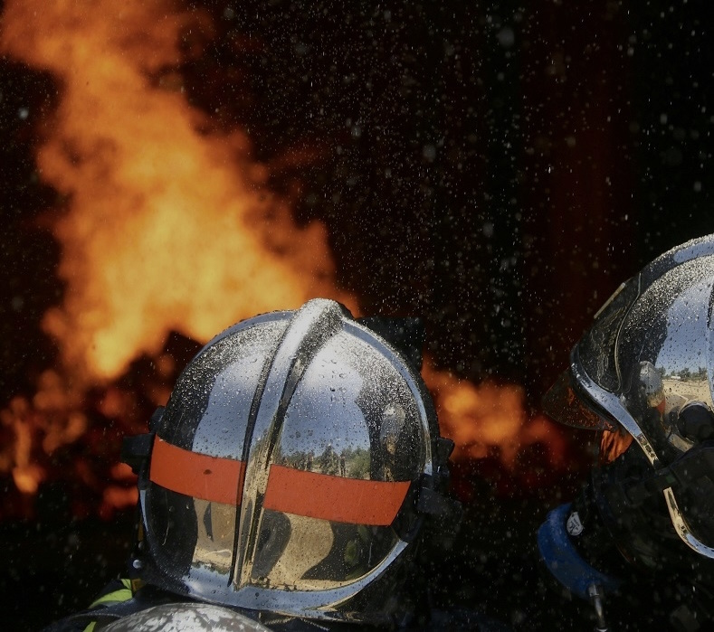 Les soldats du feu ont déployé une lance à incendie - illustration @ Adobe stock