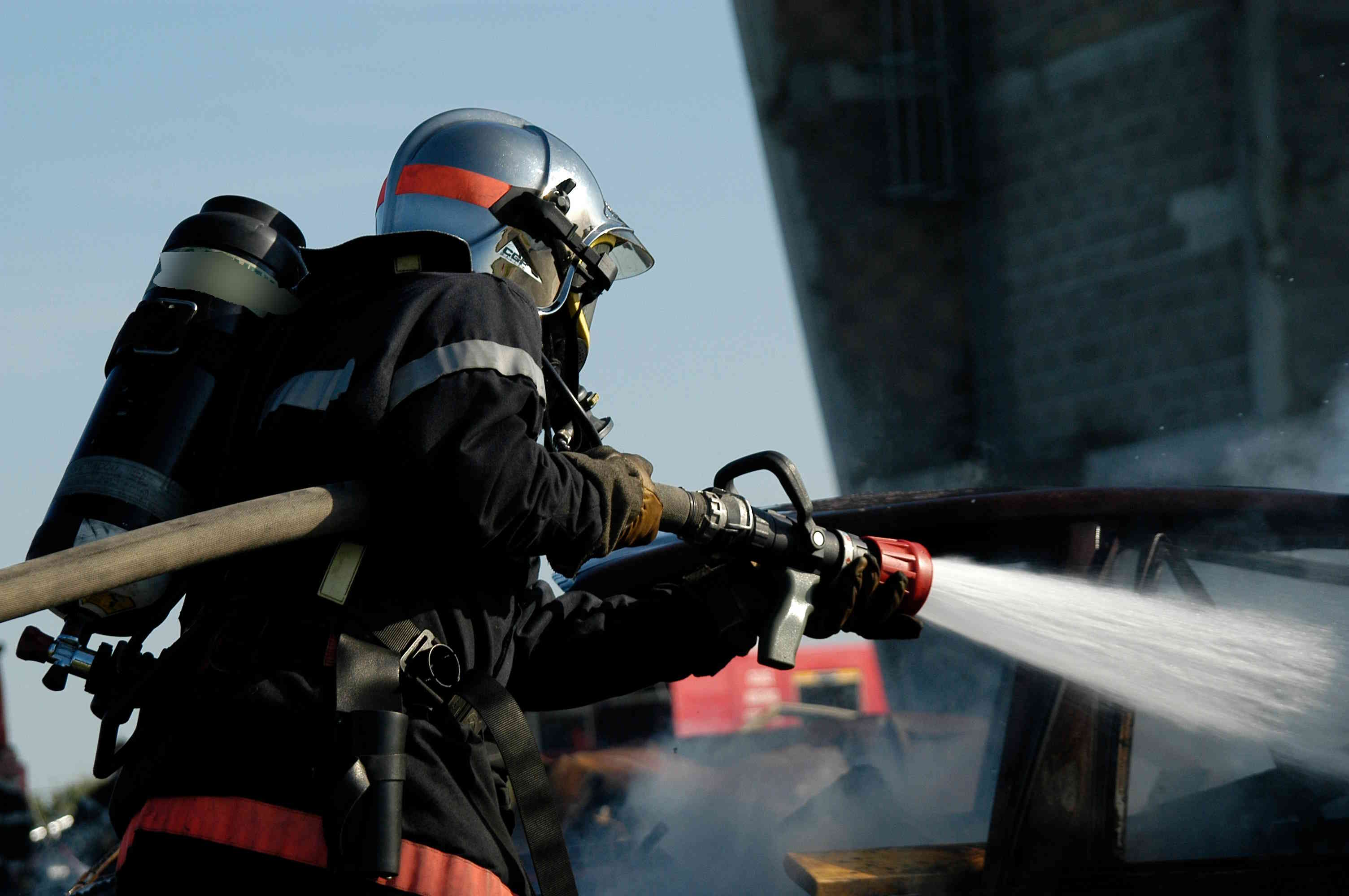 Face à l'ampleur de l'incendie, des moyens en conséquence ont été mobilisés soit 33 engins et 83 sapeurs-pompiers - Illustration © Adobe Stock :