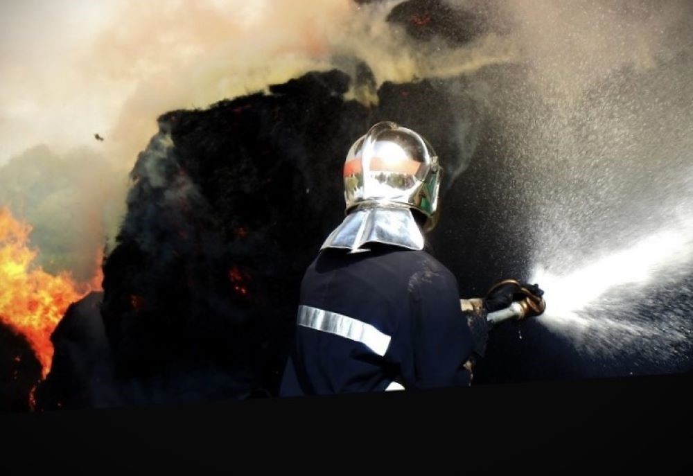 Les sapeurs-pompiers ont déployé deux lances, une pour éteindre le feu, une autre en protection de l’habitation attenante - illustration