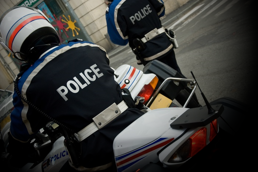 Les deux auteurs d'une tentative de vol à l'arraché ont été retrouvés et interpellés par les policiers de la brigade motocycliste - Illustration © Adobe Stock