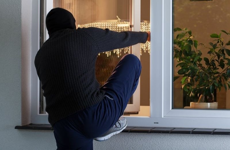 Les cambrioleurs ont pénétré dans l'habitation en brisant la vitre d'une fenêtre  - Illustration © Adobe Stock