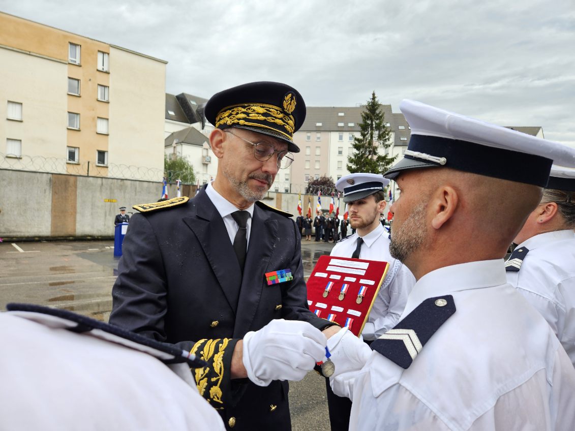 Le préfet de la région Normandie, Jean-Benoit Albertini, a remis à plusieurs policiers la médaille de la sécurité intérieure et celle pour acte de courage et dévouement - Photos © DIPN76