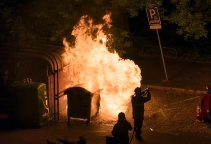 Deux poubelles ont été détruites par le feu à Sartrouville - Illustration © Adobe Stock