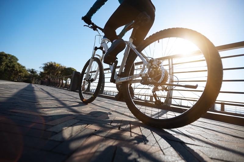 Le cycliste a été percuté par l'arrière par le conducteur d'une voiturte qui a pris la fuite - Illustration © Adobe Stock