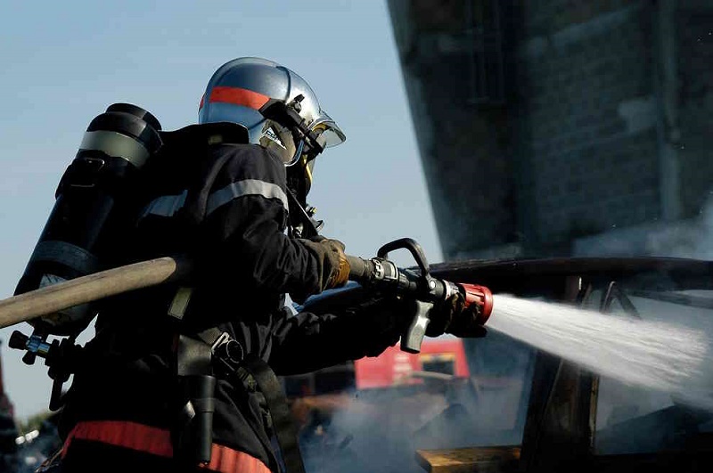 Le feu a été éteint au mouyen d'uine lance à incendie - Illustration © Adobe Stock