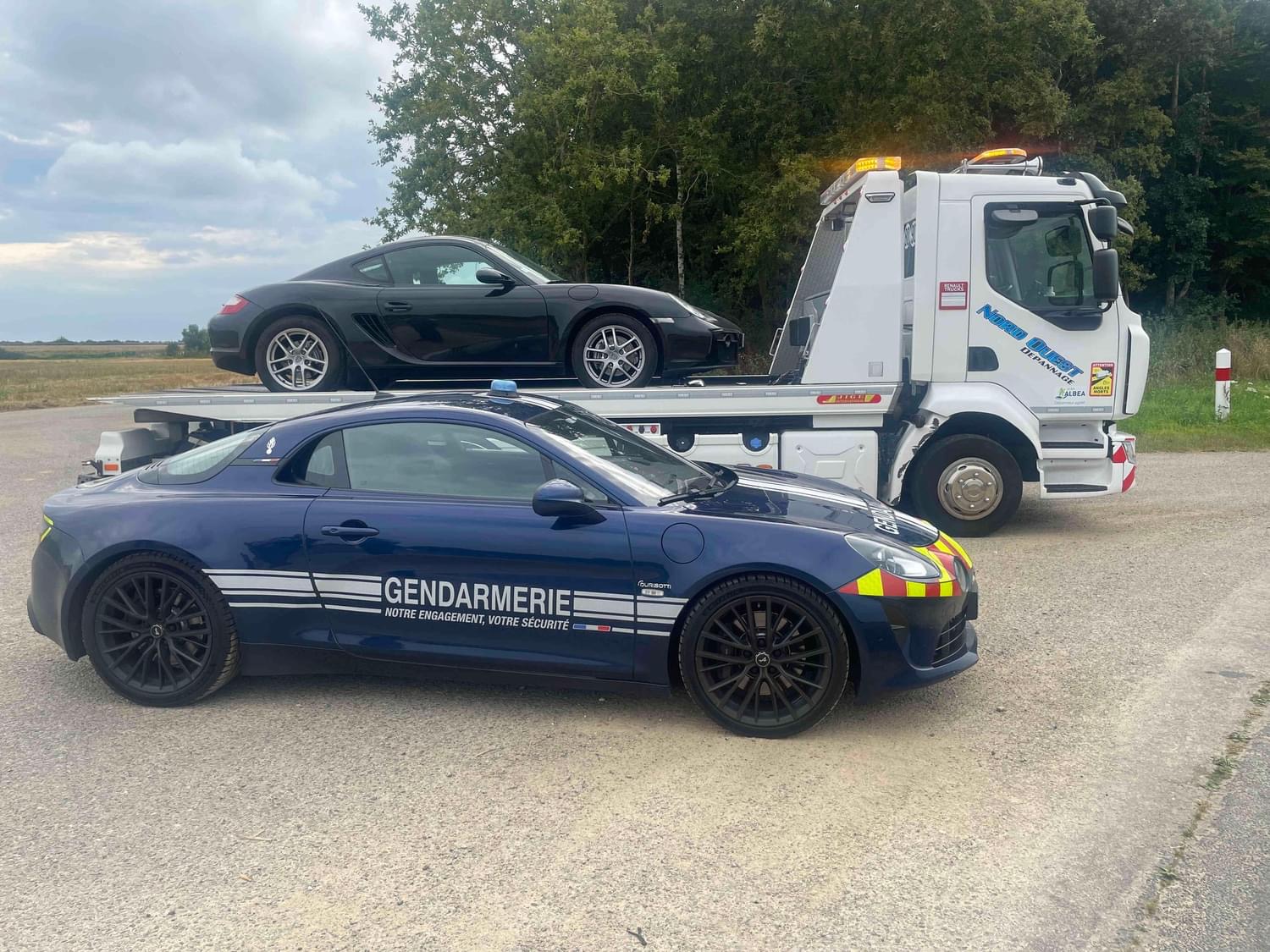 La Porsche 987 a été emmenée à la fourrière - photo @gendarmerie/Facebook