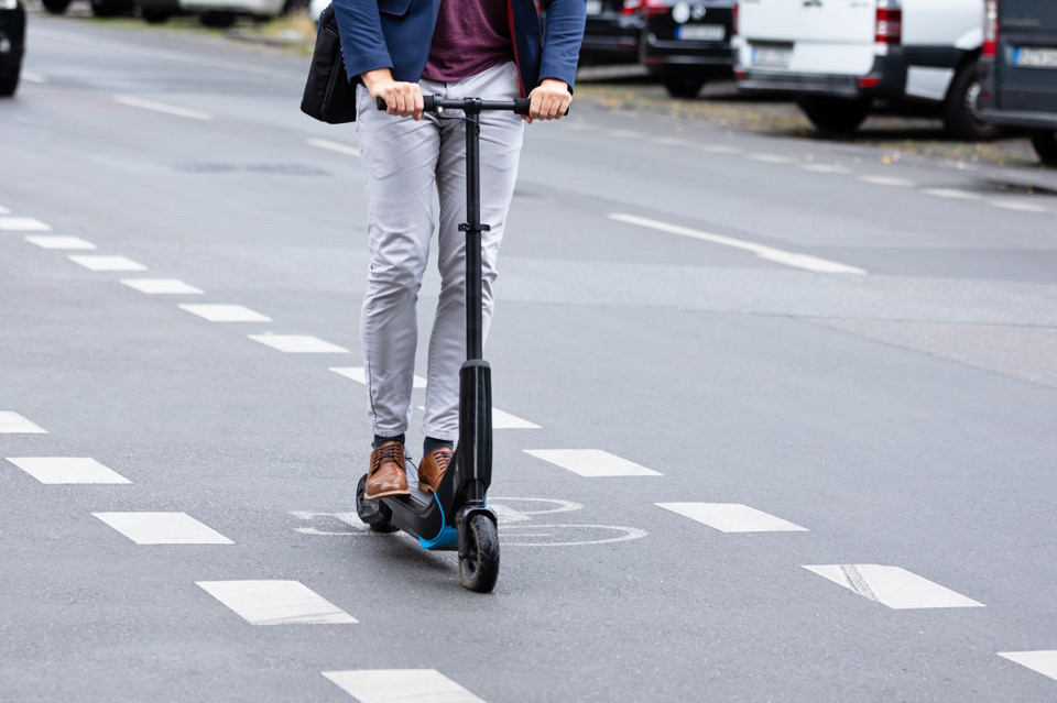 La victime circulait à trottinette lorsque l'accident s'est produit, dans des circonstances qui restent à déterminer - Illustration © Adobe stock