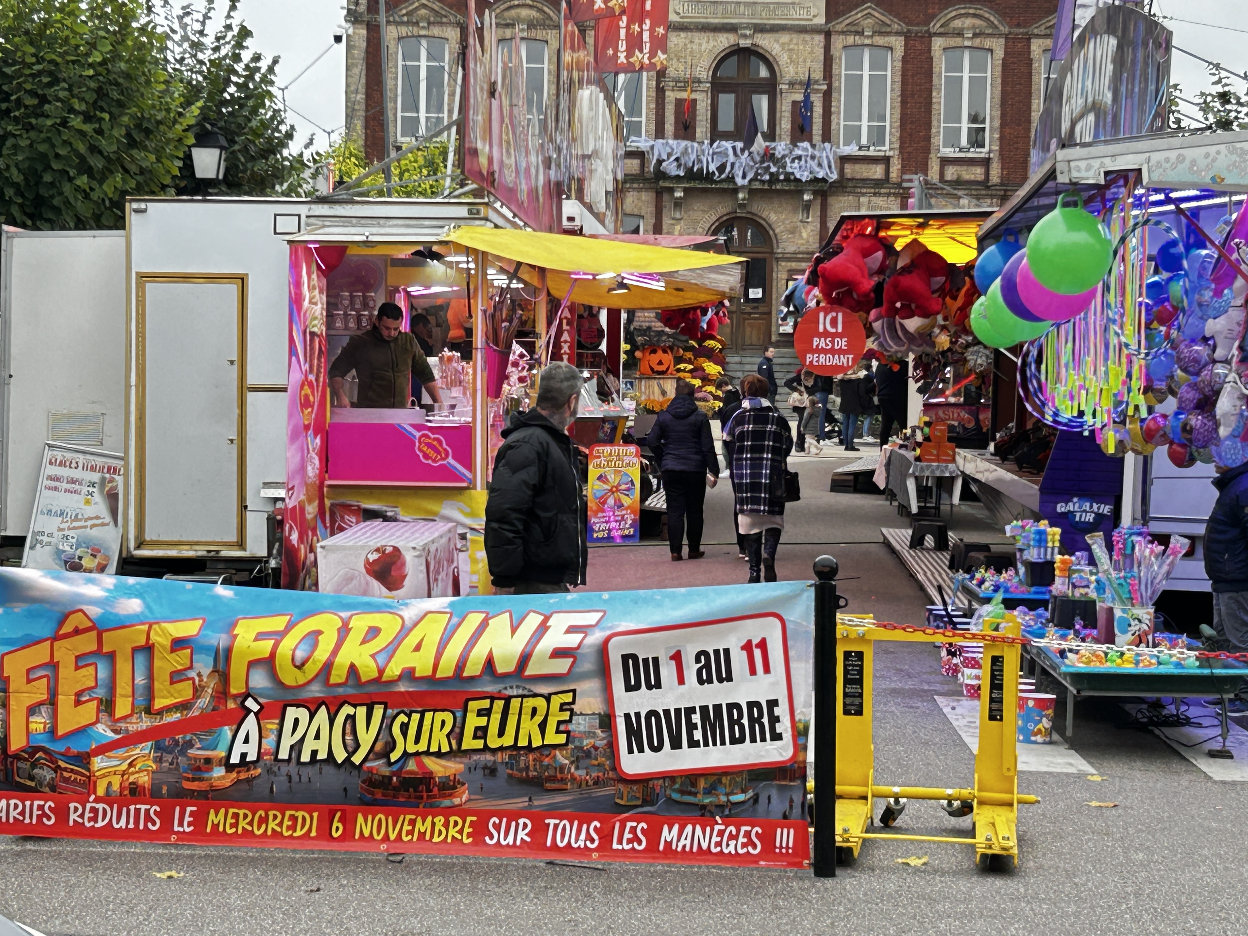 De nombreuses attractions vous attendent aux abords de la mairie - photo infonormandie