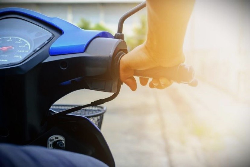 Le jeune conducteur du scooter a été transporté dans un état grave au CHU de Rouen - Illustration Adobe Stock