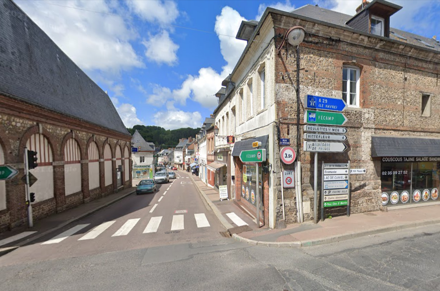 Le camion de 44 tonnes circulait à vide sur la D925 en direction de Fécamp quand il s'est encastré dans le pignon de l'immeuble à l'angle de la rue de Veulettes, en plein centre ville de Cany-Barville - Illustration Google Maps