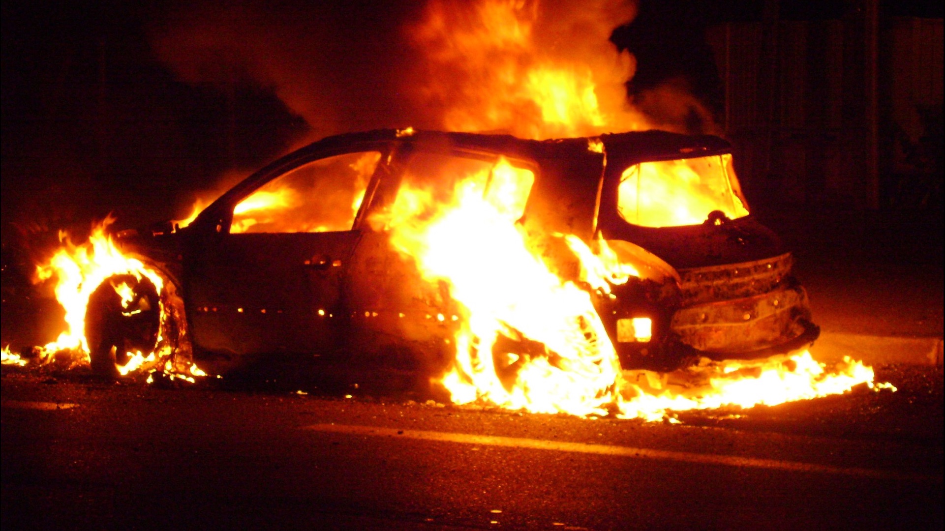 La voiture était en feu ainsi que l’habitation, le conducteur avait pris la fuite - illustration