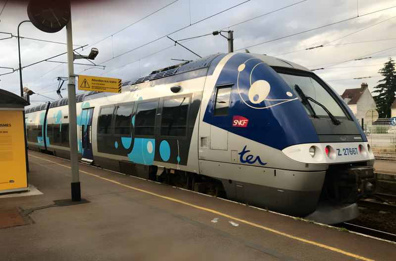 Accident ferroviaire en Seine-Maritime : un TER percute une voiture vide sur un passage à niveau à Yvetot 