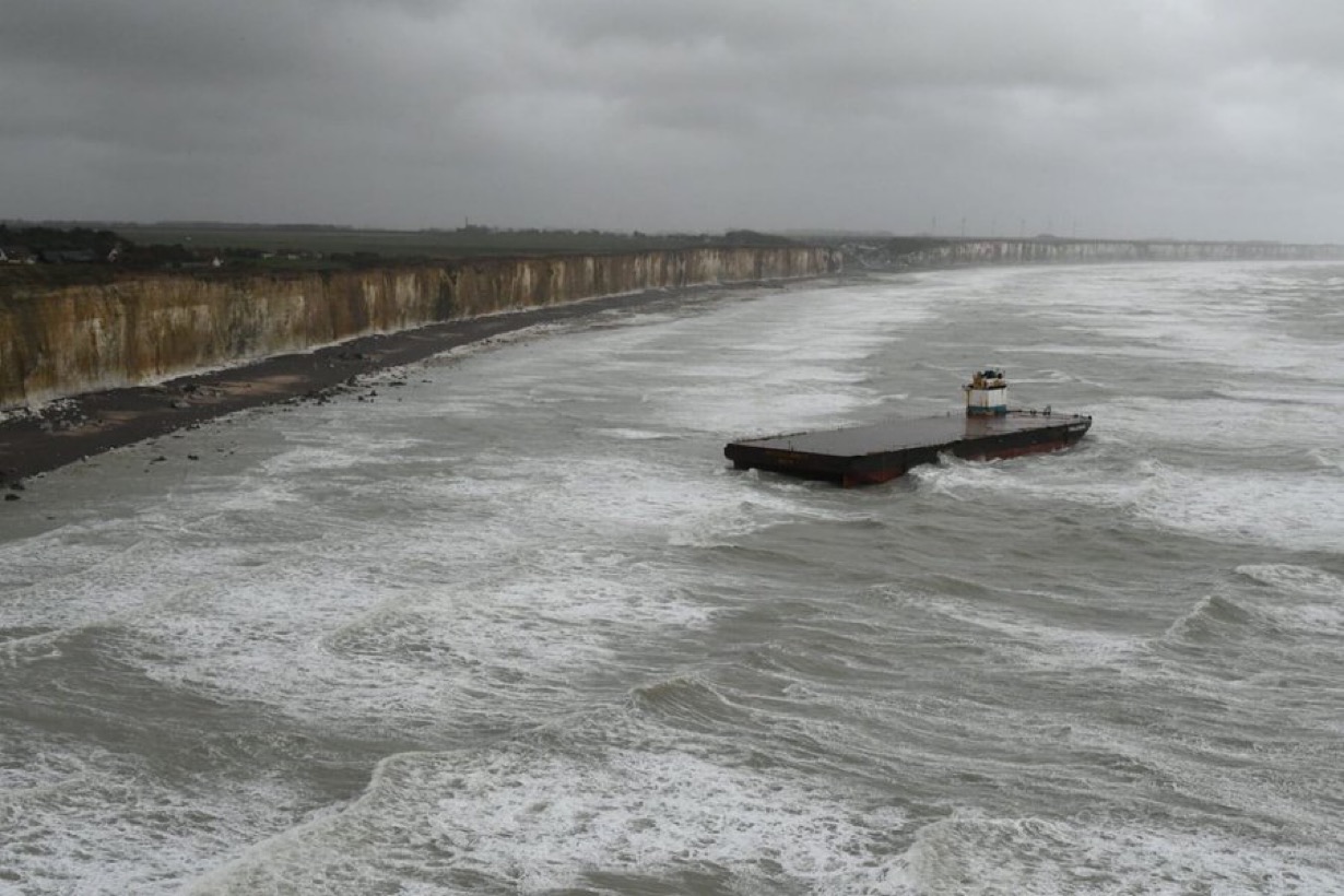 La barge de 122 m de long s’est échouée sur une plage entre Sotteville-sur-Mer et Veules-sur-Mer - Photo Marine nationale