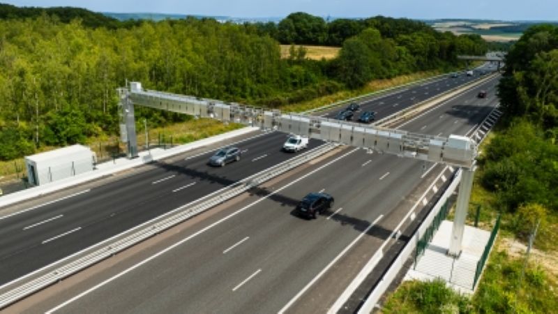 Des portiques remplacent les barrières de péage sur les 210 km  du trajet entre Paris et la Normandie - illustration Sanef