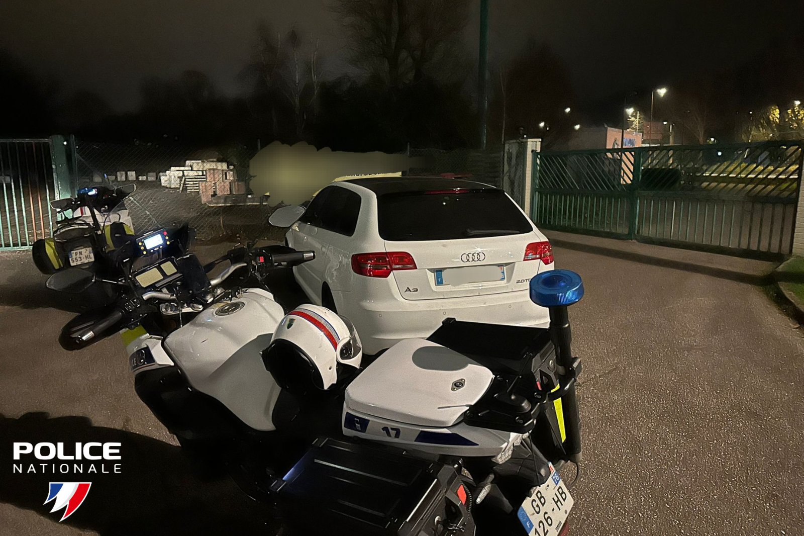 La conductrice en infraction, interceptée par les motards, encourt une forte amende pour délit de grande vitesse et conduite sans permis - photos DIPN/X