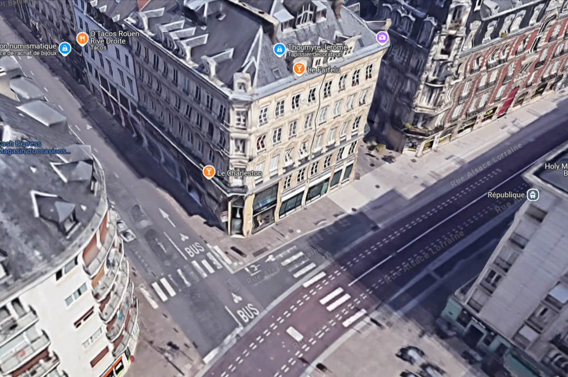 Le drame est survenu dans le centre-ville de Rouen, ce mardi matin. La camionnette a d'abord percuté une première cycliste rue de la République (à gauche), puis deux autres sur la rue Alsace-Lorraine (à droite).- capture d'écran Google Maps