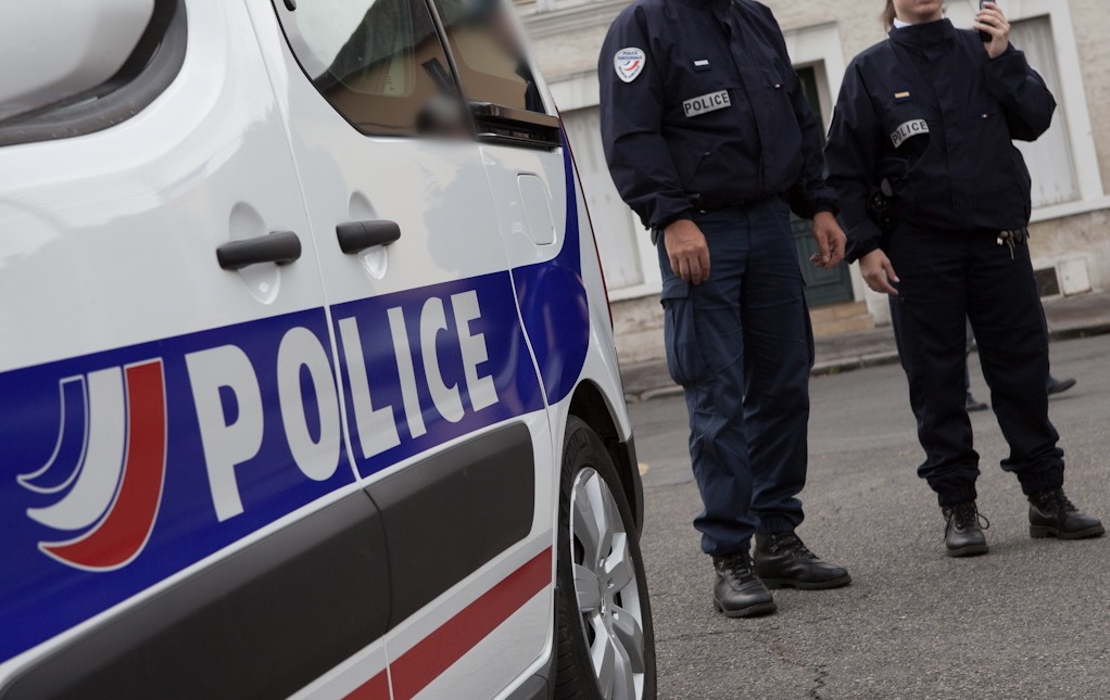 Les policiers en patrouille ont remarqué le manège de l'individu qui clenchait les portes des voitures - Illustration