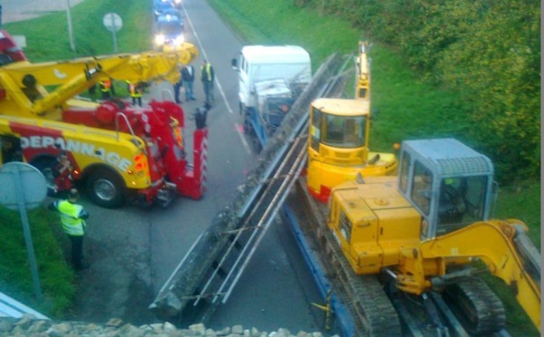 La rambarde du pont SNCF arrachée par le bras mal replié d'une pelleteuse